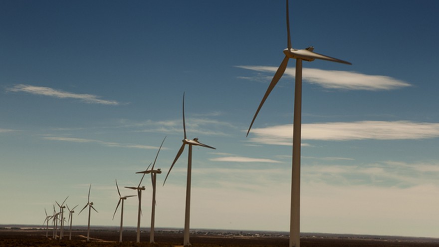 Empresa de energía eólica reperfila deuda para cumplir con el Banco Central: qué ofrece a sus acreedores