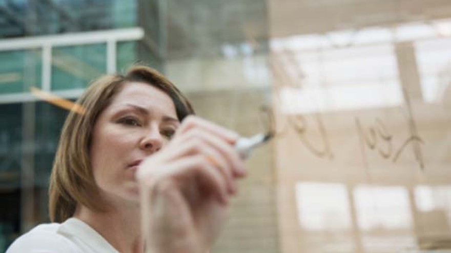 Las mujeres llegan a CEO más tarde que los hombres y con ayuda de un mentor