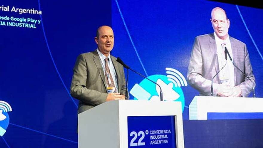Sturzenegger: "Respiro aliviado de que tengamos un tipo de cambio flexible"