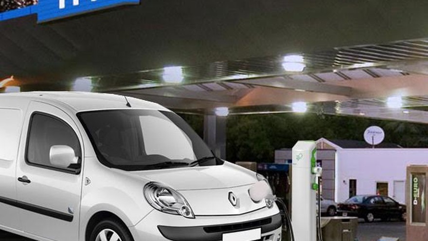 Esta vez es en serio: arranca plan de instalación de "enchufes" en vía pública para autos eléctricos