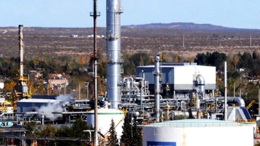 Acciones de Tenaris e YPF se benefician por la suba del precio del petróleo
