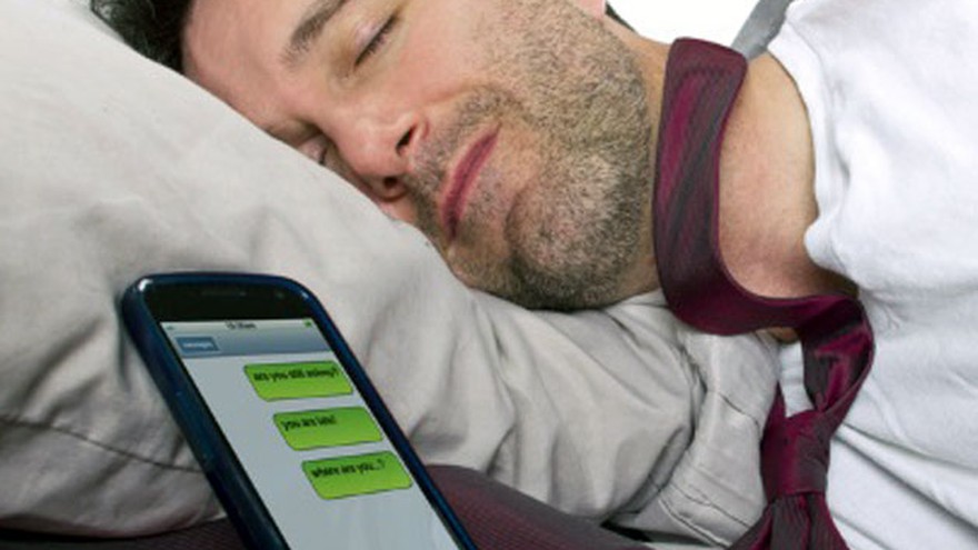 ¿Por qué es peligroso dormir con el celular al costado?