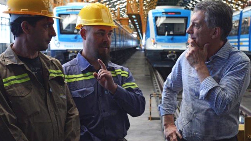Triunfo político de Macri: Unión Ferroviaria aceptó unificar 10 convenios de trabajo en solo dos