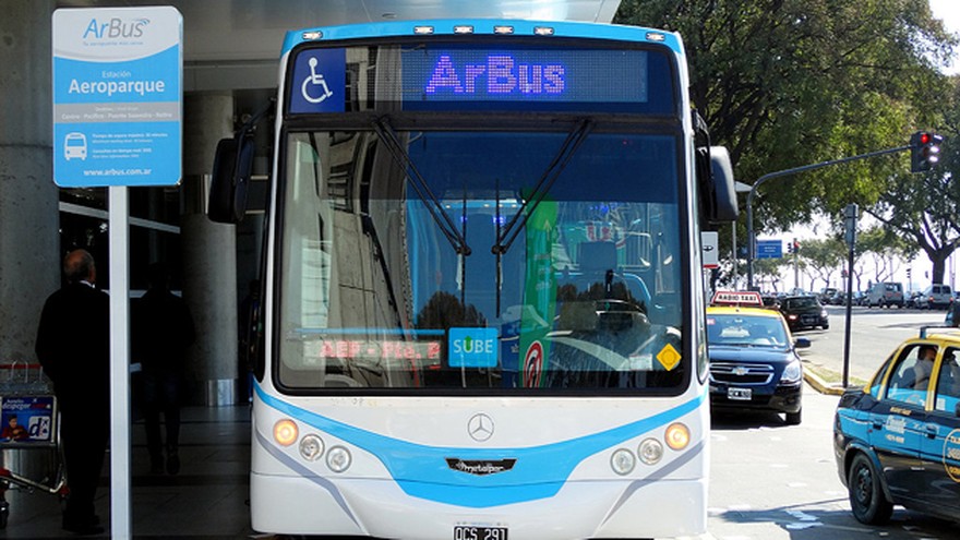Punto para Tienda León: el Gobierno eliminó el servicio de ArBus que conectaba Ezeiza con Aeroparque