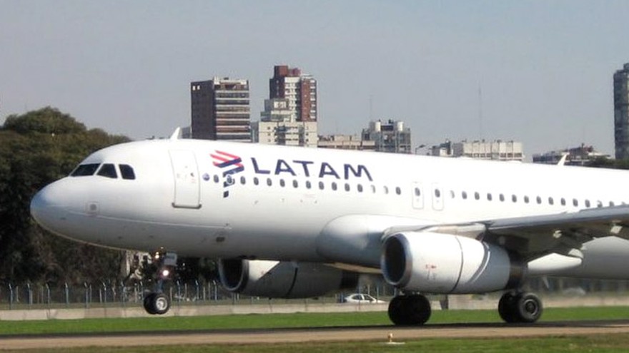 Latam Airlines plantea baja de sueldo de 50% a todos sus trabajadores por tres meses