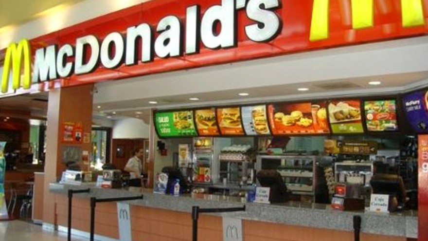 Ante la crisis, McDonald’s reduce los sueldos de su personal en más del 50% y crece el temor a despidos