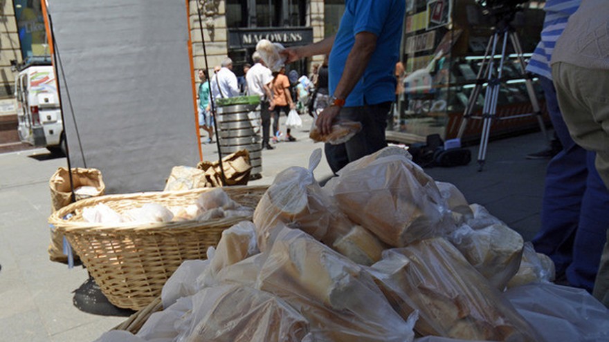 Protesta contra el "tarifazo": regalan 5.000 kilos de pan frente al Congreso