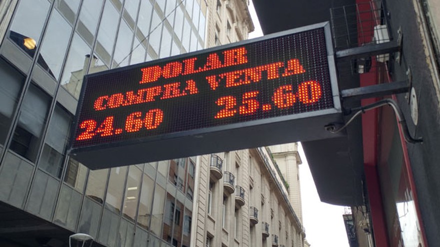 El mercado desafía al BCRA: dólar mayorista roza los $25 y prende otra luz de alerta