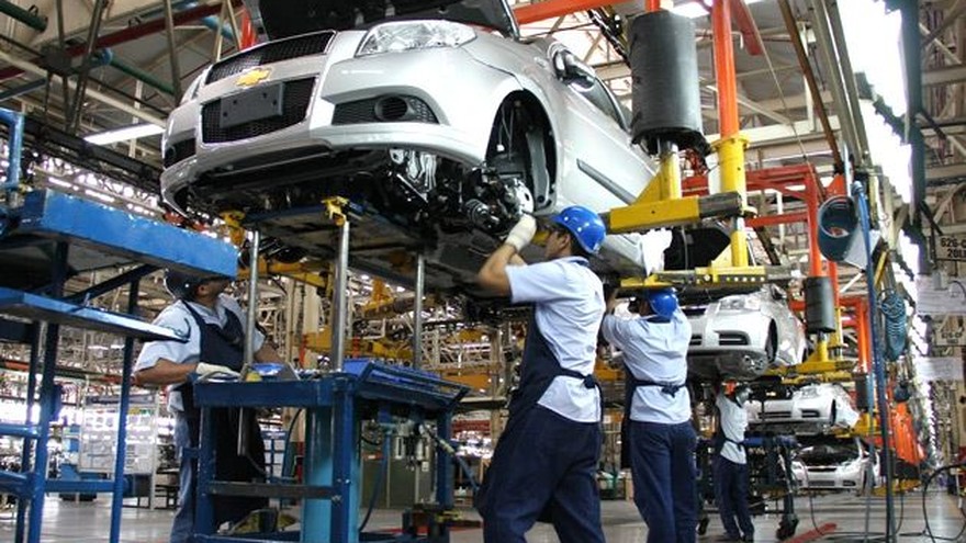 Tras la devaluación, Brasil compra más autos argentinos y "salva" a la industria nacional