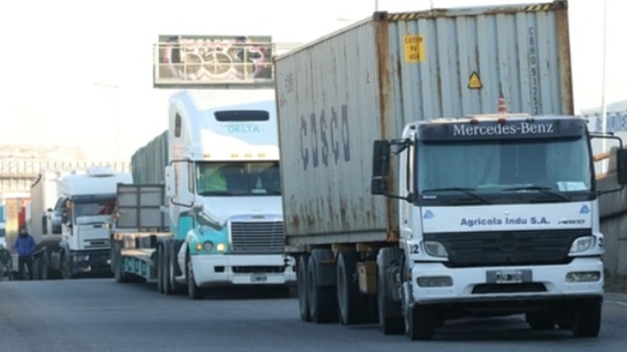 Caos de tránsito por sorpresivos bloqueos de transportistas en Capital: Moyano amenaza con un "paro a la brasileña"