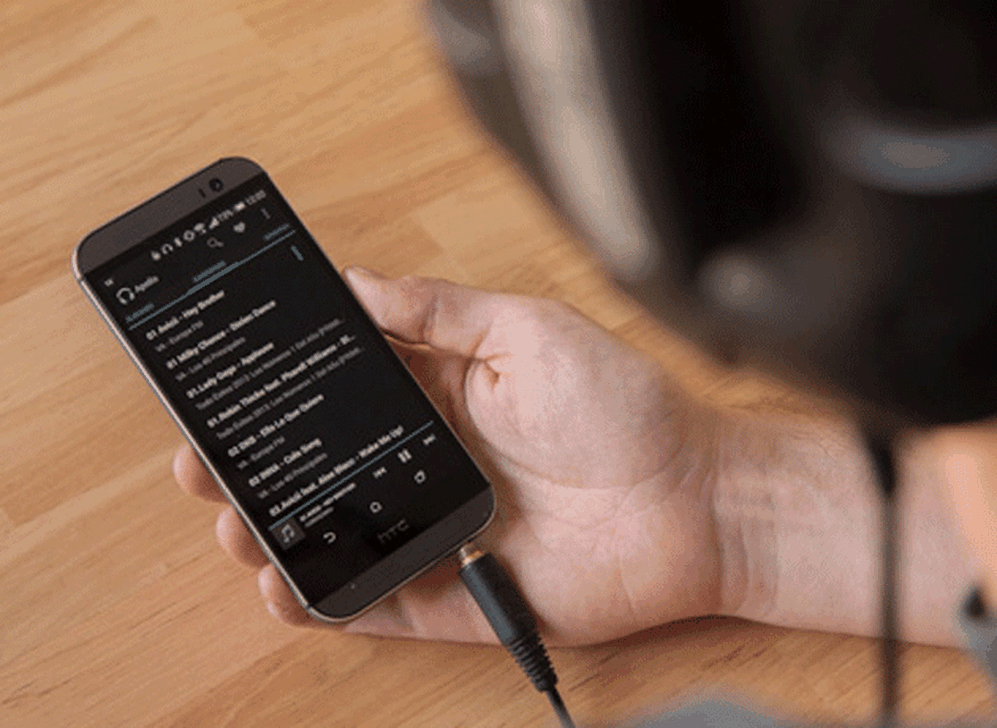 El uso prolongado de auriculares a un volumen alto daña los oídos.