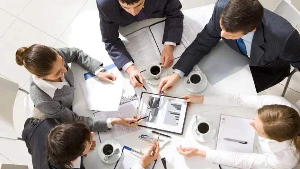 Conocer qué es la inteligencia emocional ayuda al trabajo en equipo.