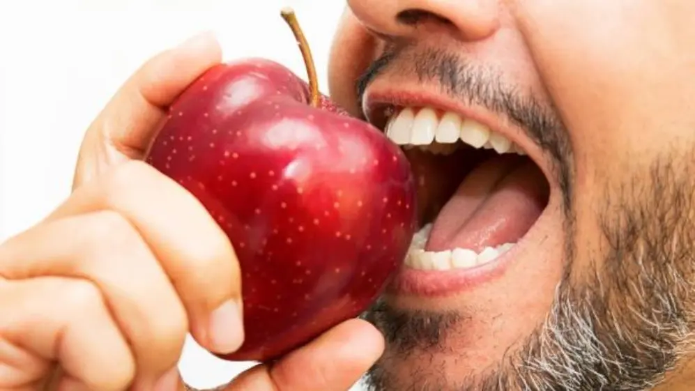 AL igual que sucede con otras frutas, la mejor manera de comer manzana es con cáscara
