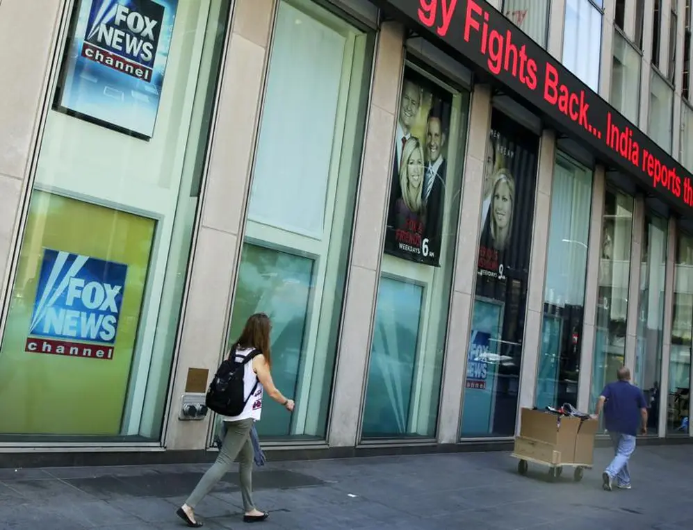 Una mujer camina frente al edificio de Fox News en Estados Unidos