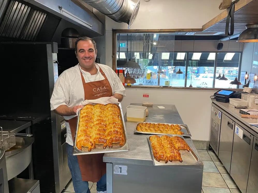Todos los días los clientes pueden comprar facturas recién hechas por un panadero argentino