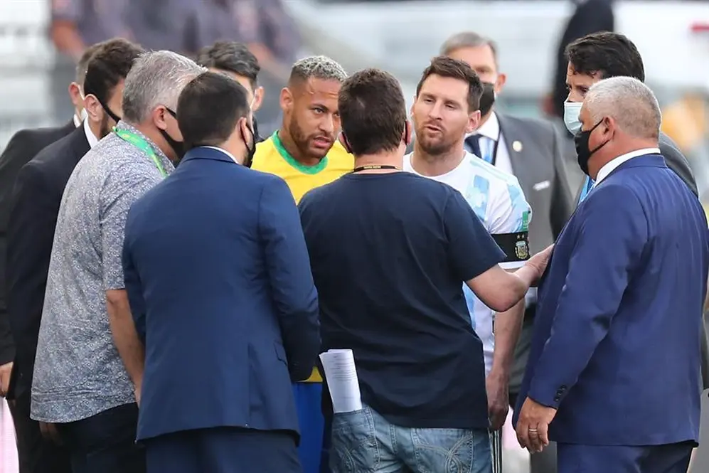 Las autoridades sanitarias brasileñas ingresaron al campo de juego e impidieron que siguieran jugando