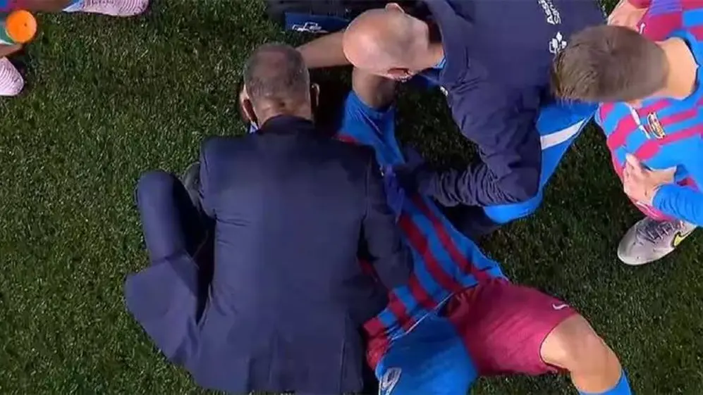 El Kun Agüero, mientras recibía atención médica en la cancha