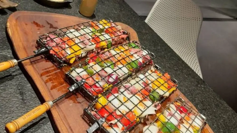 La brochetera permite cocinar verduras -u otros alimentos- de manera pareja