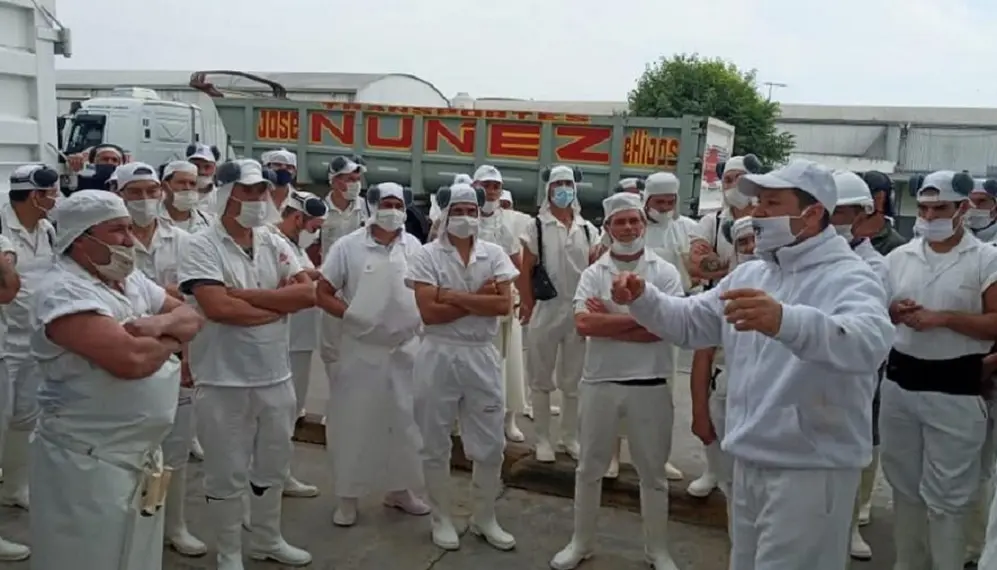 Los trabajadores de la carne superaron la línea del 100%  de aumento salarial