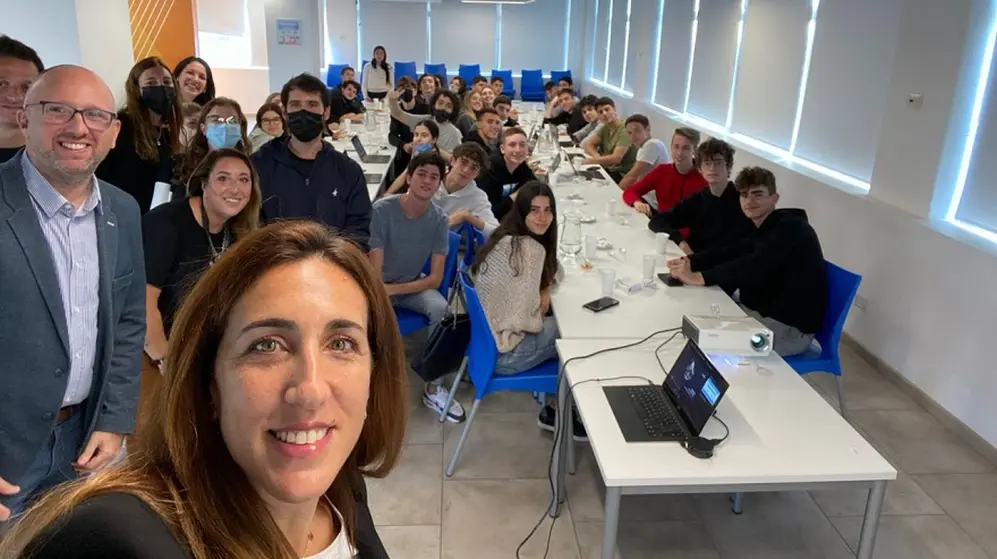 Alumnos de 5to año de ORT en Softek junto a sus acompañantes