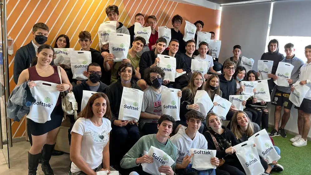 Alumnos de 5to año de ORT en Softek