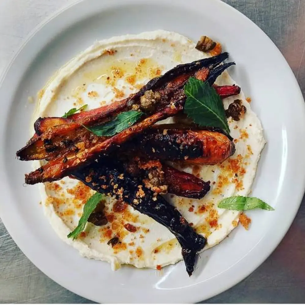 Zanahorias al horno con alcaparras fritas, ricota cremosa , huacatay y pangratto en Condarco. 
