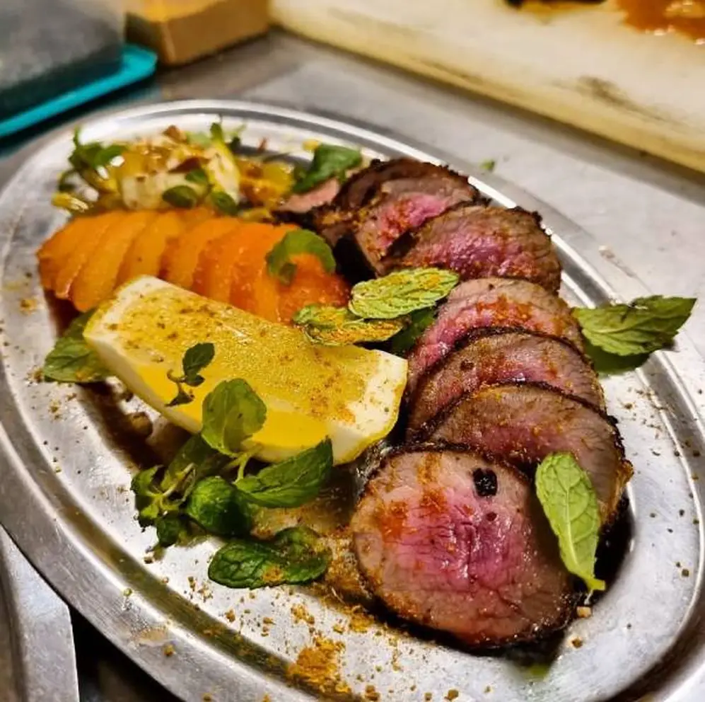 Un bife de ciervo con membrillos en Gran Dabbang. 