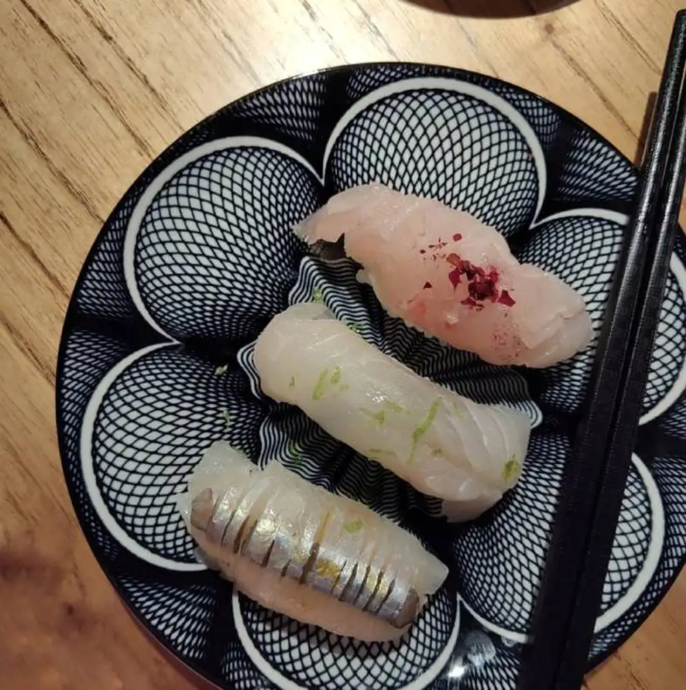 La propuesta de Ru combina técnica japonesa y pesca argentina.  