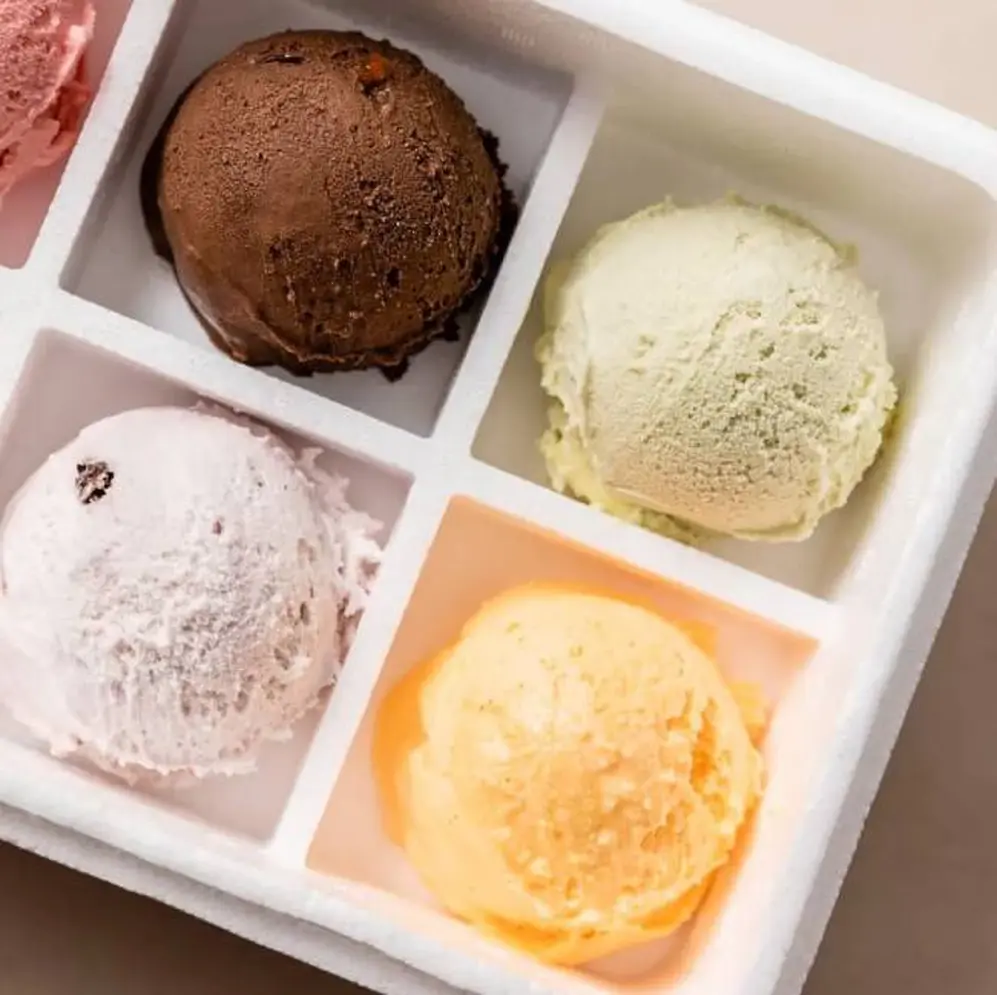 Gran selección de helados frutales, en caja de 8, separados para no mezclarse. 