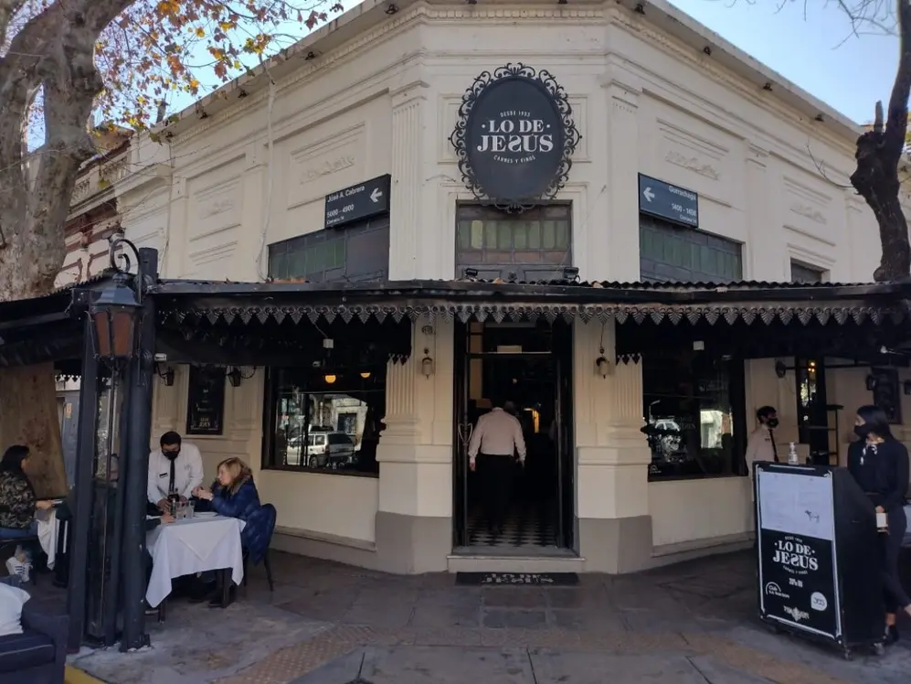 La Malbequería cuena con una vinoteca que alberga más de 400 etiquetas de vinos argentinos