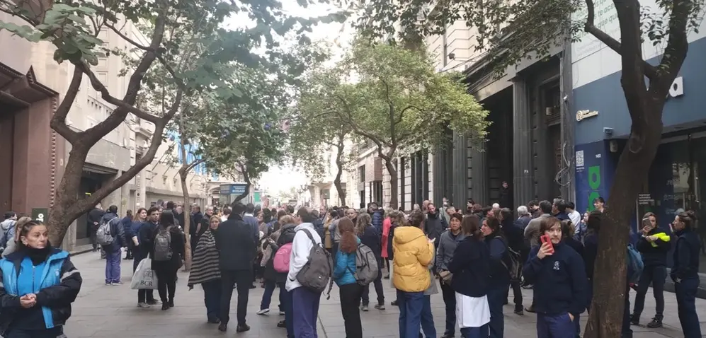 La Policía pidió a los asistentes evacuar el edificio de la Bolsa de Comercio, tras recibir una amenaza de bomba.