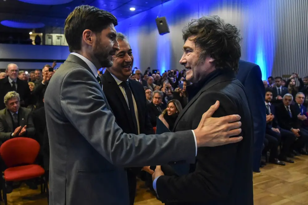 Maximiliano Pullaro y Javier Milei se saludaron cordialmente en la Bolsa de Comercio de Rosario.