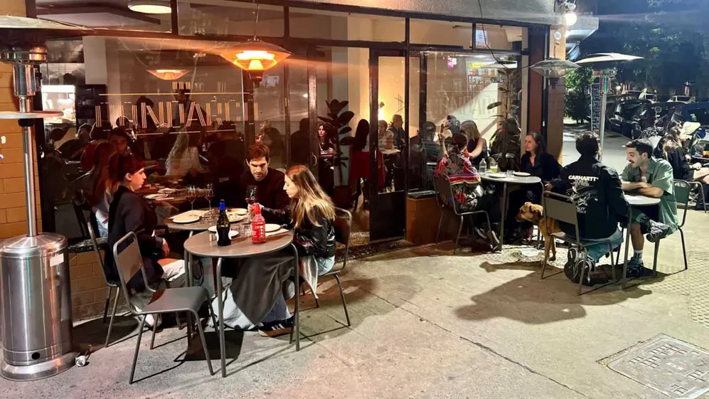 Sirve 80 cubiertos diarios y mantiene precios accesibles con cocina de estación y vinos elegidos