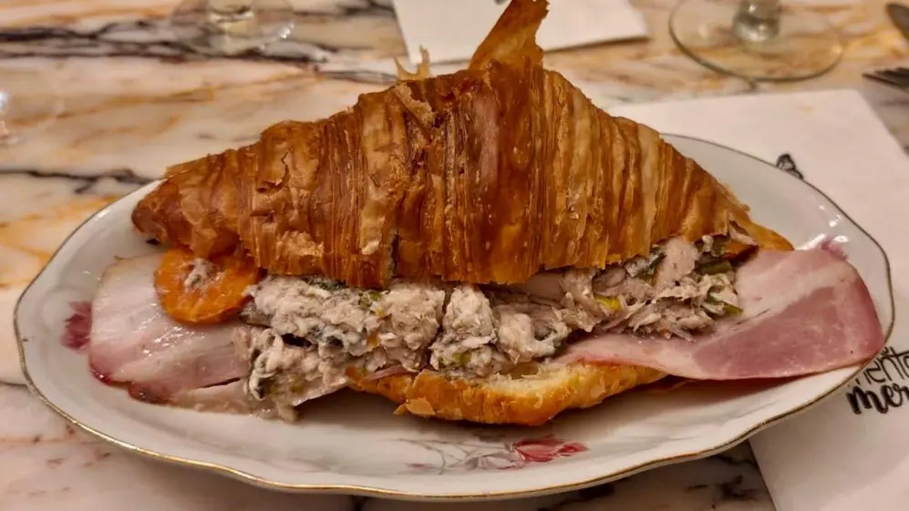 Burrata, queso brie, salmón y jamón crudo importado: solo ingredientes premium en cada croissant