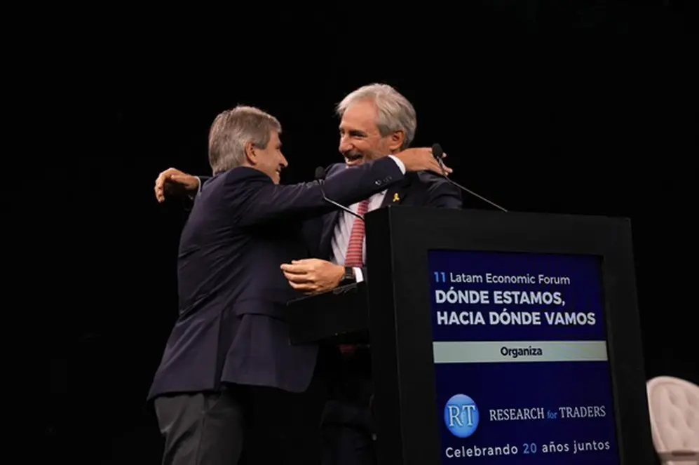 El saludo entre Luis Caputo y Darío Epstein en la edición 11 del Latam Economic Forum