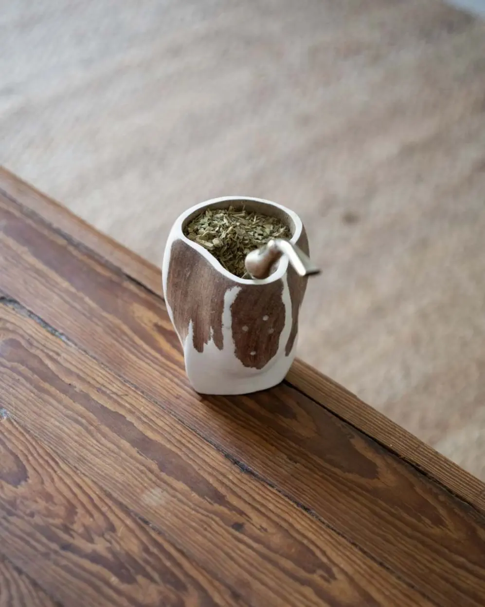 Para curar el mate recomienda agua tibia, yerba y, si te gusta, un chorrito de whisky