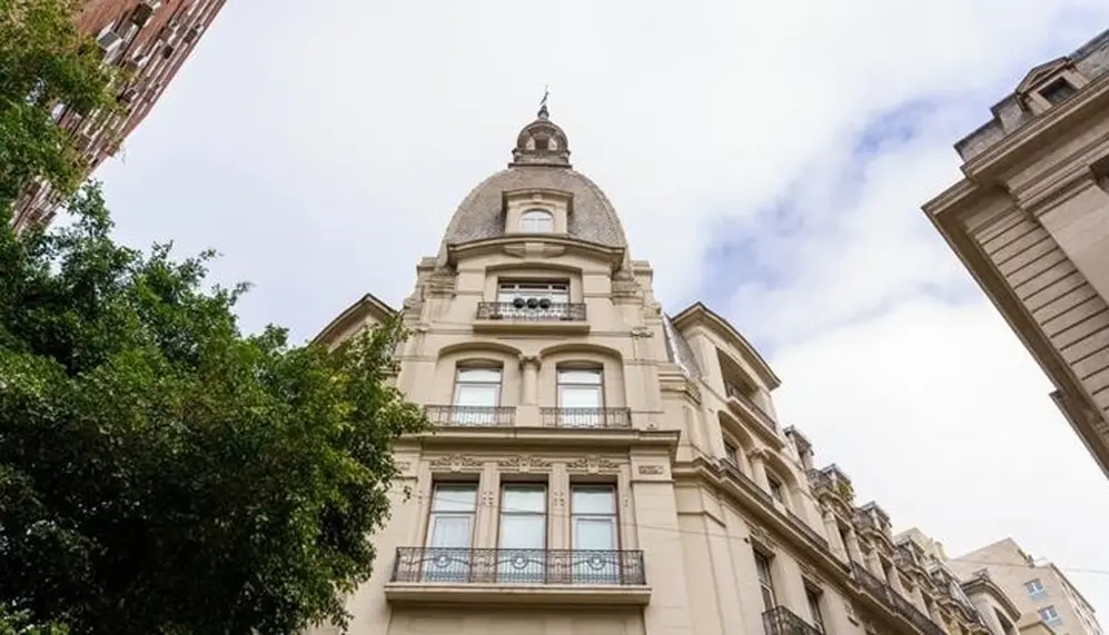 Encargado por el empresario José Raggio y proyectado en 1924 por el arquitecto italiano Gino Aloisi