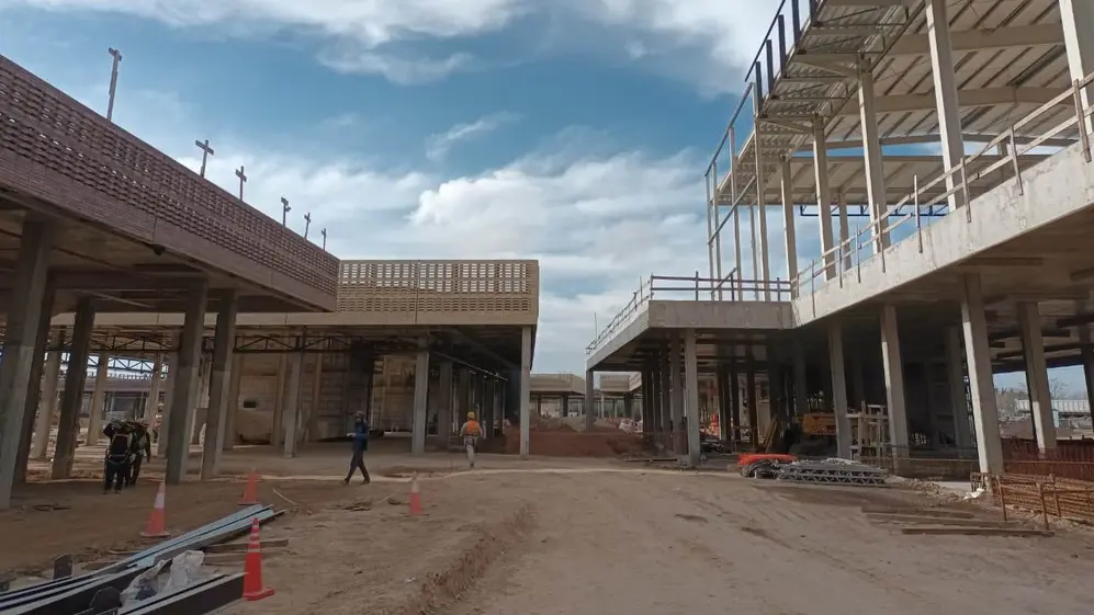 Obreros trabajando en la obra del nuevo shopping que el Grupo IRSA está construyendo en La Plata