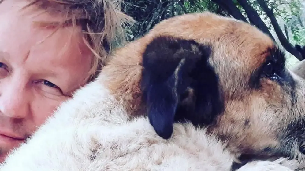 El Polaco Groh Riemersma abrazado a su perro Beethoven