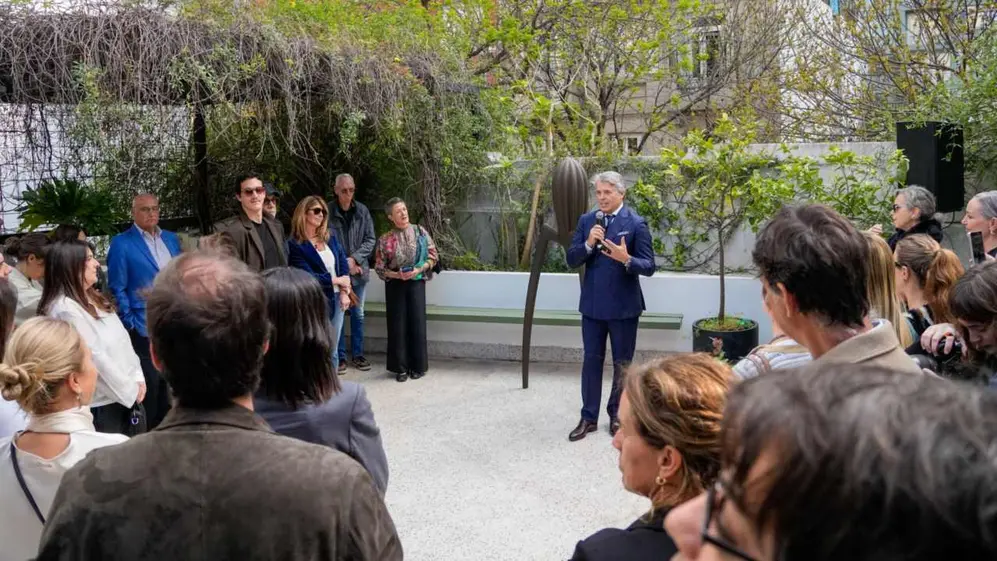 PERSONAS REUNIDAS EN LA PRESENTACIÓN DE ALESSI EN ARGENTINA EN UN PATIO
