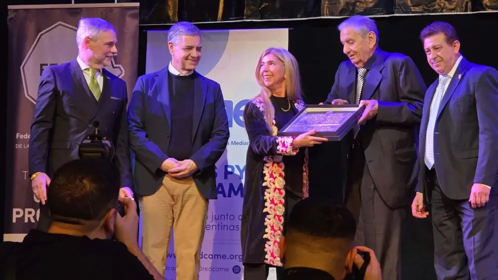 Mariela Blanco recibe el reconocimiento junto al Jefe de Gobierno, Jorge Macri