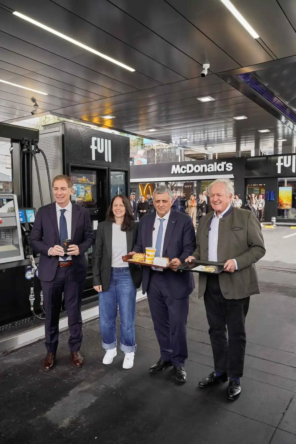 La apertura lleva a McDonald’s a 237 locales en el país y suma la cuarta estación YPF Black, con gas