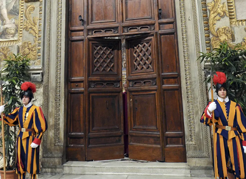 Puertas de entrada a la Capilla Sixtina, donde sesionará el cónclave
