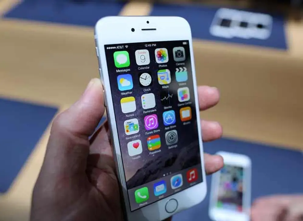El iPhone 6 tenía una gran pantalla para su época en 2014 que hoy sería muy pequeña.