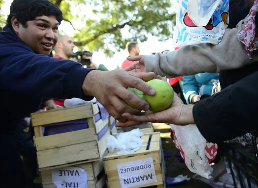 Productores de manzanas regalando el producto a modo de protesta: una postal repetida de la crisis de economías regionales