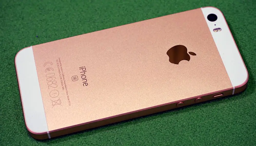 Apple apunta con los modelos iPhone SE a la gama de celulares económicos.