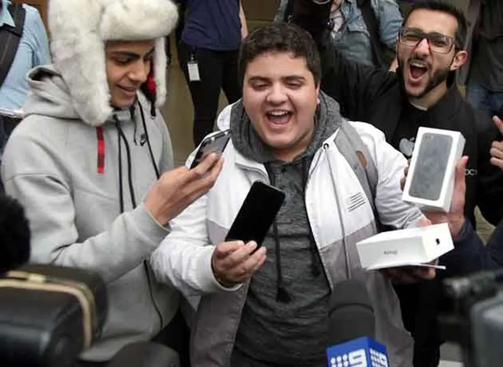 Como es habitual entre sus fanáticos, el iPhone fue bien recibido entre los usuarios.