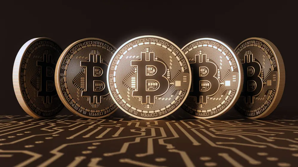 Bitcoin se acerca a su récord gracias a factores múltiples.