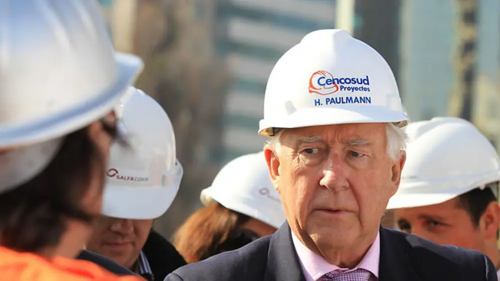 Hasta abril del año pasado, el grupo chileno era controlado por el empresario Horst Paulmann, quien se retiró de sus  tareas 