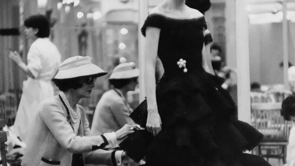 ue alabada por cambiar la mentalidad de las gentes de la época al desvincular el color negro de la ropa para lutos